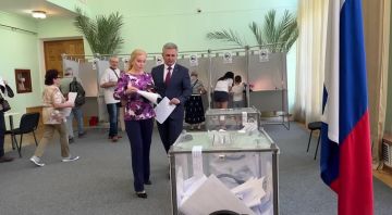 Во Дворце Республики Президент Красносельский с супругой проголосовали на выборах депутатов Госдумы России