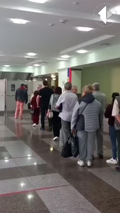Люди продолжают идти на выборы, поток не уменьшается