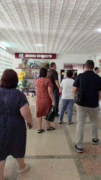 Очередь выстроилась на участке в столичной 12-й школе, и поток людей не прекращается