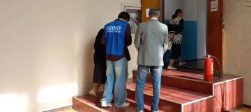 В Рыбнице волонтёры помогают пожилым избирателям добраться до участка