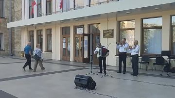Избирателей на участке встречают живой музыкой