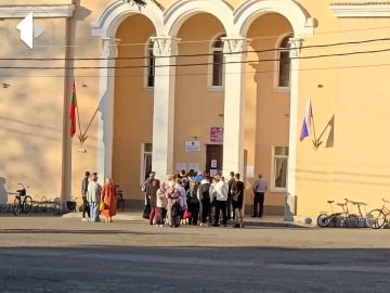 Возле избирательного участка в Дубоссарах тоже очередь
