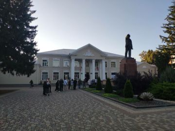 Небольшая очередь у избирательного участка образовалась ещё до его открытия