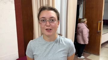 «Мы голосуем за светлое будущее. Нам жить и только нам решать» Елизавете – 19 лет. Голосует впервые. На участок в Днестровск приехала из посёлка Красное вместе с папой