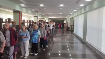 Во Дворце Республики поток желающих проголосовать всё больше