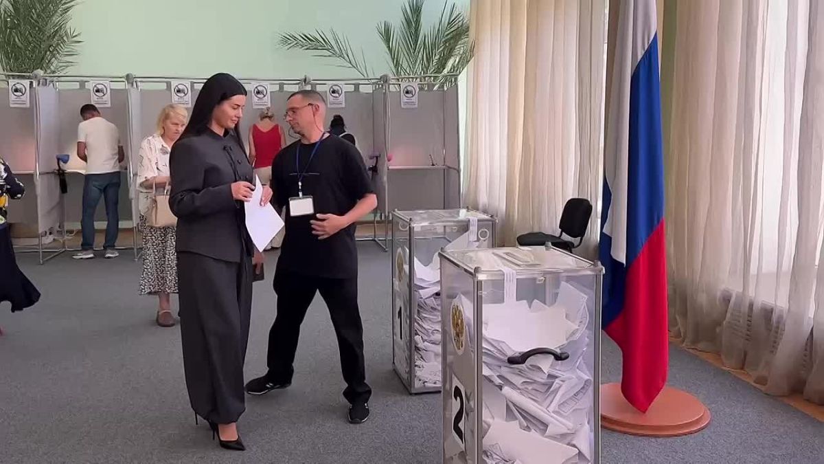 На избирательные участки пришли Председатель Верховного Совета Татьяна Залевская и заместитель Председателя Галина Антюфеева
