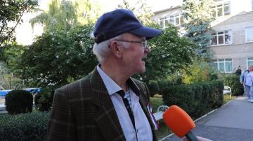 Алексей с российской ленточкой на пиджаке с утра побрился специально перед выборами и пока дети спят пришёл на участок