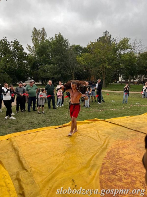 В то время как в районном Доме культуры шёл концерт, во дворе МОУ ДО «Слободзейская ДЮСШ № 1» кипели спортивные страсти В то время как в районном Доме культуры шёл концерт, во дворе МОУ ДО «Слободзейская ДЮСШ № 1» кипели спортивные страсти