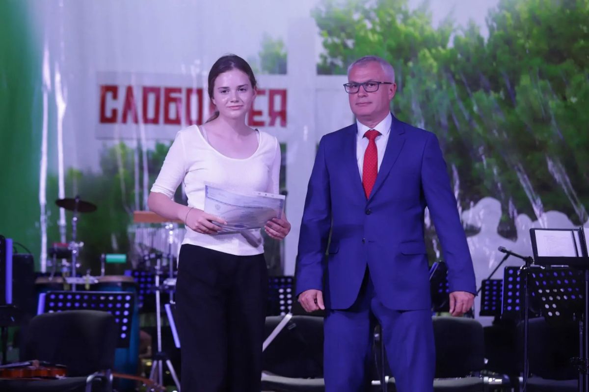 Вице-премьер Виталий Нягу вручил золотой медалистке в Слободзее аттестат российского образца Вице-премьер Виталий Нягу вручил золотой медалистке в Слободзее аттестат российского образца