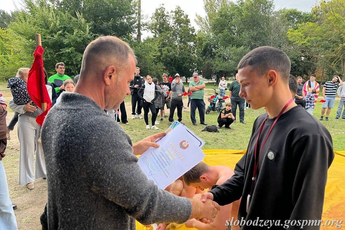 В то время как в районном Доме культуры шёл концерт, во дворе МОУ ДО «Слободзейская ДЮСШ № 1» кипели спортивные страсти В то время как в районном Доме культуры шёл концерт, во дворе МОУ ДО «Слободзейская ДЮСШ № 1» кипели спортивные страсти