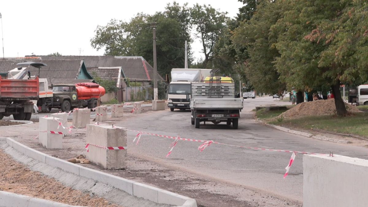 На «круге» возле пивзавода продолжают ремонтировать дорогу На «круге» возле пивзавода продолжают ремонтировать дорогу