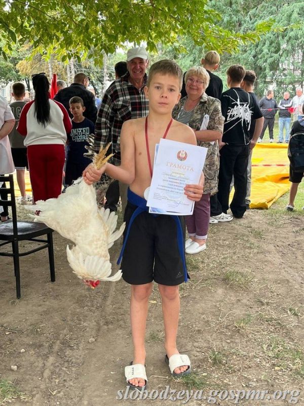 В то время как в районном Доме культуры шёл концерт, во дворе МОУ ДО «Слободзейская ДЮСШ № 1» кипели спортивные страсти В то время как в районном Доме культуры шёл концерт, во дворе МОУ ДО «Слободзейская ДЮСШ № 1» кипели спортивные страсти