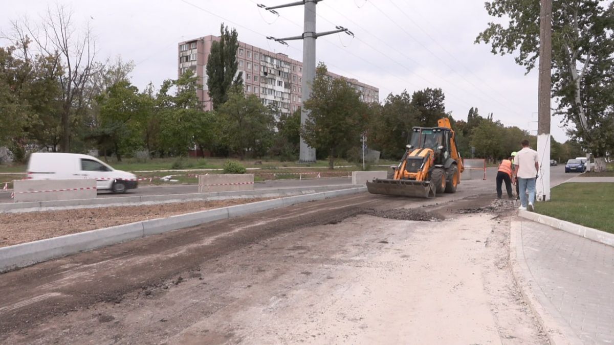 На «круге» возле пивзавода продолжают ремонтировать дорогу На «круге» возле пивзавода продолжают ремонтировать дорогу