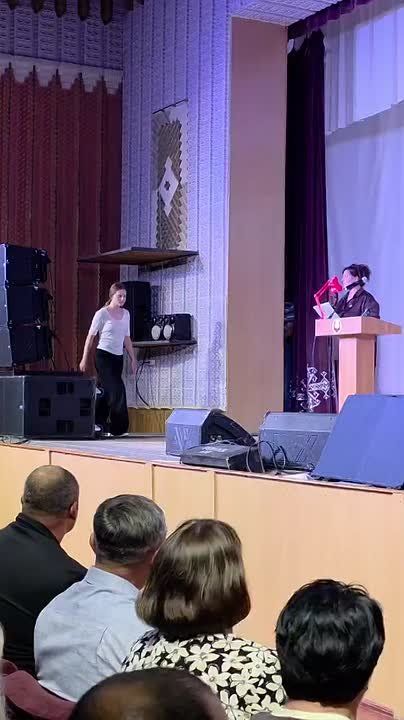 Выпускнице Даше Дубовой из Слободзеи сегодня вручили аттестат российского образца