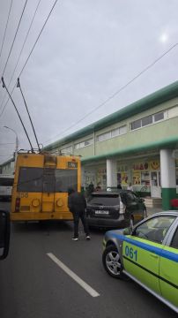 Троллейбус зацепил таксиста у Зеленого рынка