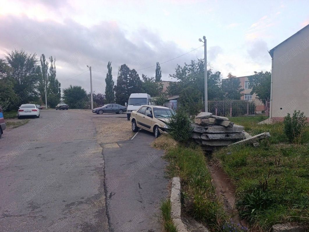 В Тирасполе водитель «Мазды» не справился с управлением и наехал на железобетонные блоки В Тирасполе водитель «Мазды» не справился с управлением и наехал на железобетонные блоки