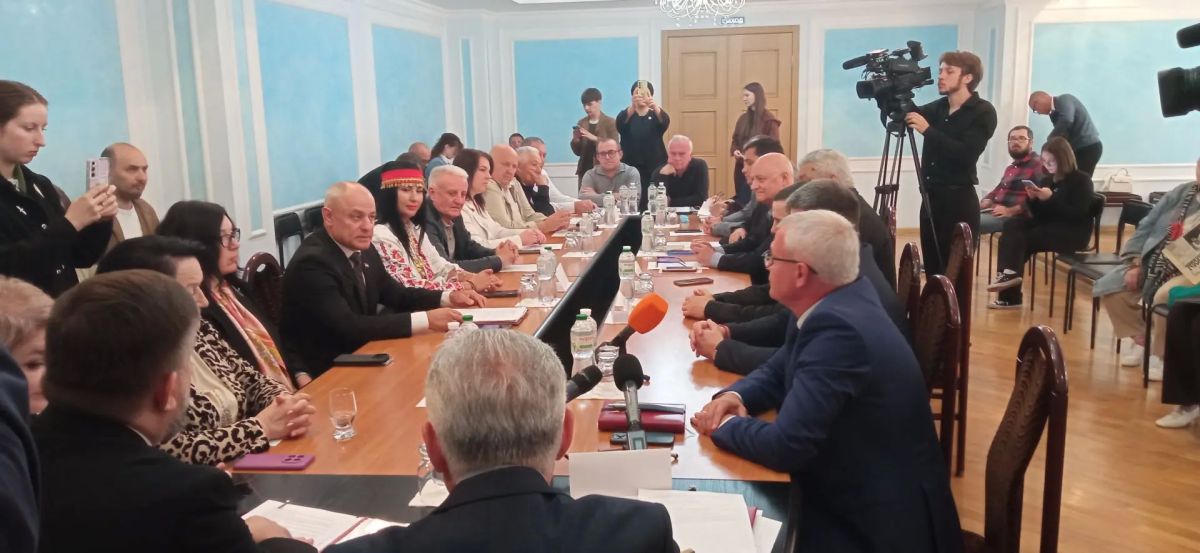Во Дворце Республики проходит круглый стол «Разные корни – общий дом и судьба» Во Дворце Республики проходит круглый стол «Разные корни – общий дом и судьба»