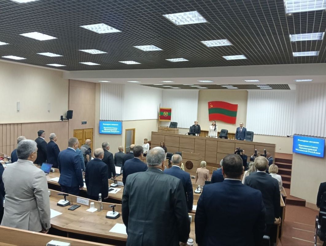 Верховный Совет открыл работу II сессии VIII созыва