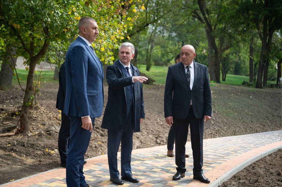 Президент Вадим Красносельский сегодня побывал в Каменском районе, где обсудил развитие агросектора и вопросы благоустройства Президент Вадим Красносельский сегодня побывал в Каменском районе, где обсудил развитие агросектора и вопросы благоустройства