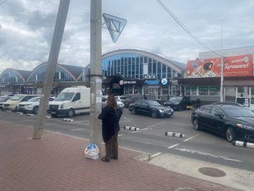 В поле зрения нашего корреспондента попала девушка, только что наклеившая рекламу на столбе в центре города