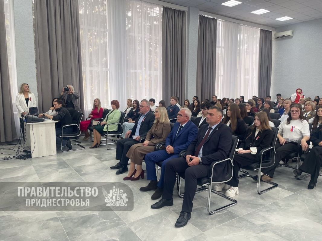 В Рыбнице выпускникам вручили аттестаты российского образца В Рыбнице выпускникам вручили аттестаты российского образца