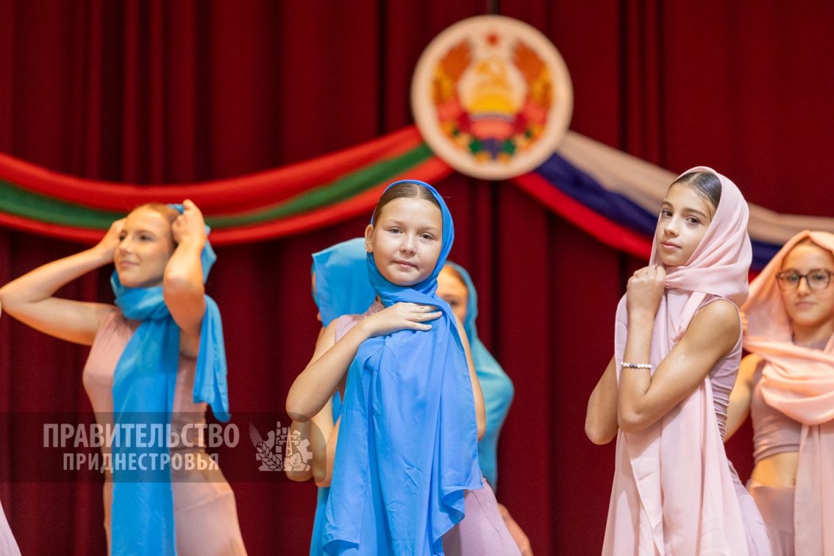 В Доме культуры села Кицканы чествуют выпускников, получающих аттестаты российского образца В Доме культуры села Кицканы чествуют выпускников, получающих аттестаты российского образца