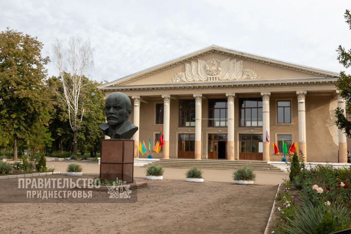 В Доме культуры села Кицканы чествуют выпускников, получающих аттестаты российского образца В Доме культуры села Кицканы чествуют выпускников, получающих аттестаты российского образца