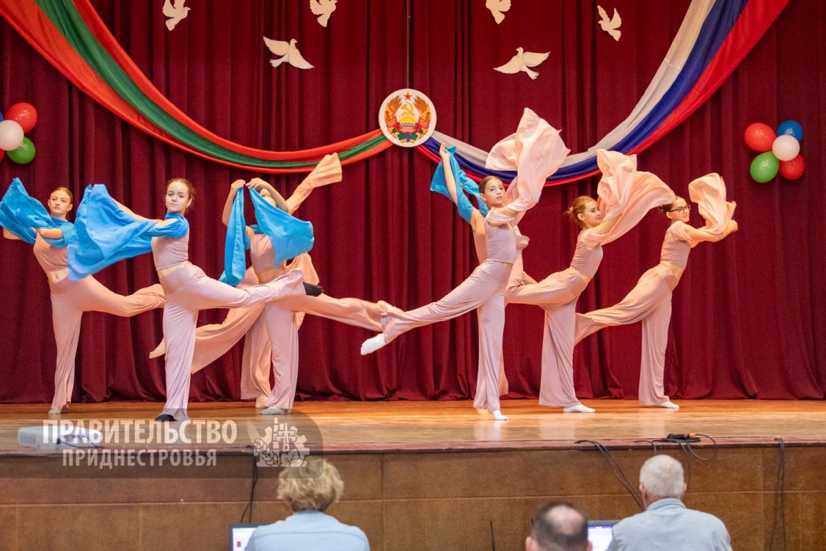 В Доме культуры села Кицканы чествуют выпускников, получающих аттестаты российского образца В Доме культуры села Кицканы чествуют выпускников, получающих аттестаты российского образца