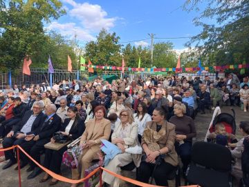 Среди почётных гостей — депутат Верховного Совета ПМР Юрий Кара, глава государственной администрации города Бендеры Роман Иванченко, председатель Бендерского городского Совета народных депутатов Пётр Зосимчук, заместитель...
