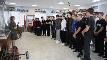 В рамках Юбилея армии учащиеся школ посетили Военно-исторический музей