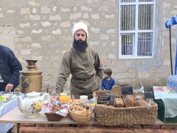 Праздничную атмосферу дополнила насыщенная развлекательная программа для детей: юных гостей ждали аниматоры, угощения и приятные сюрпризы