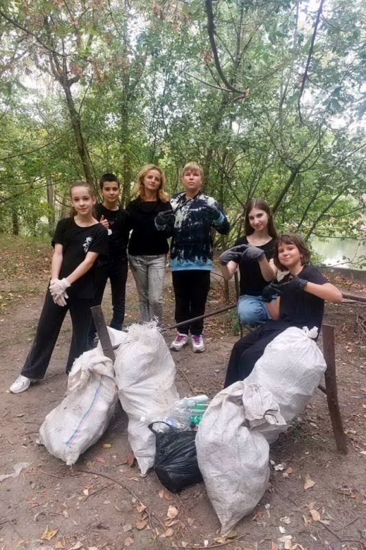 Шестиклассники из тираспольской 11-й школы вместе с учительницей по биологии собрали мусор за мостом на берегу Днестра