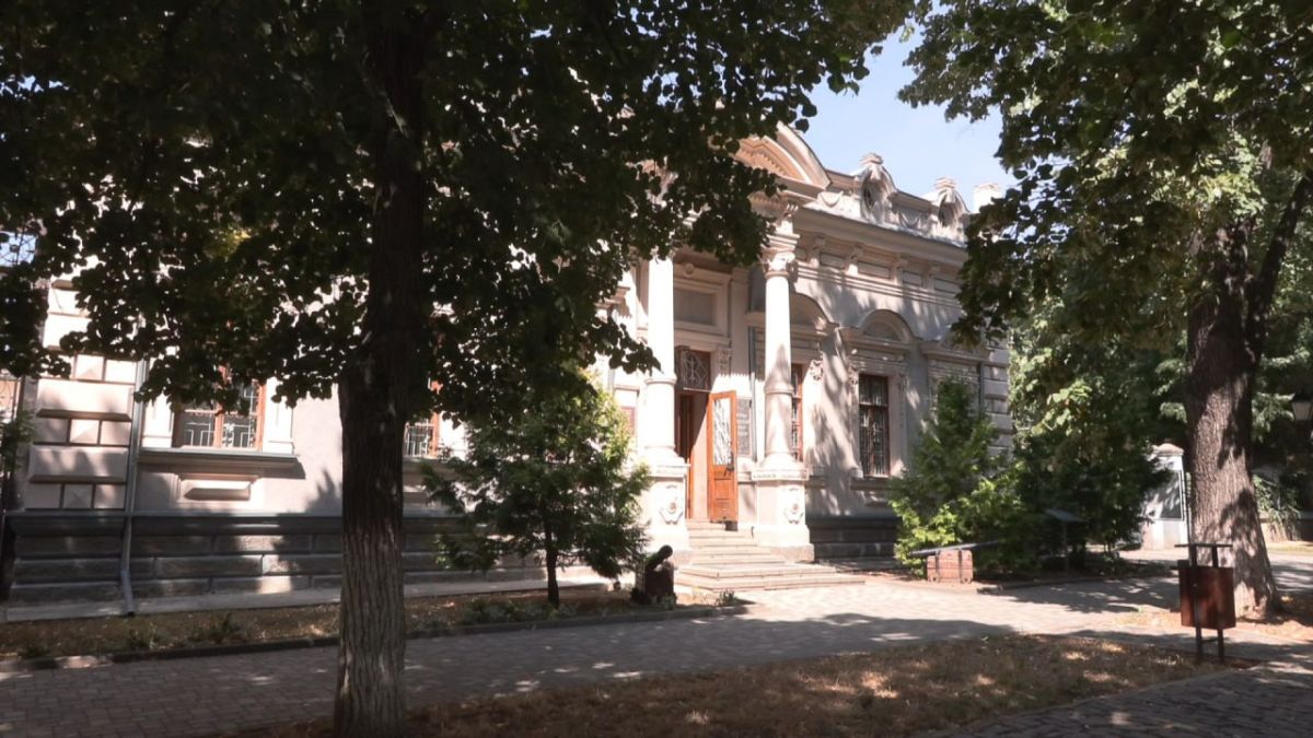 Директор музея Виолетта Назарчук отметила, что переданные экспонаты имеют большое историческое значение