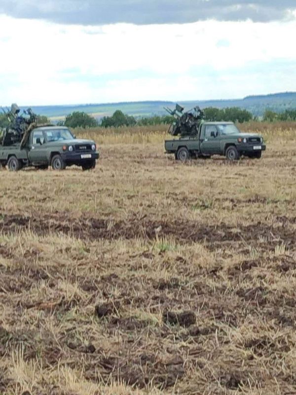 Игорь Додон публикует фото пикапов с зенитными пулемётами в Окницком районе вблизи села Берёзовка, давая понять, что снято вот-вот и "было бы правильно, если бы власти объяснили людям, что происходит в непосредственной... Игорь Додон публикует фото пикапов с зенитными пулемётами в Окницком районе вблизи села Берёзовка, давая понять, что снято вот-вот и "было бы правильно, если бы власти объяснили людям, что происходит в непосредственной...