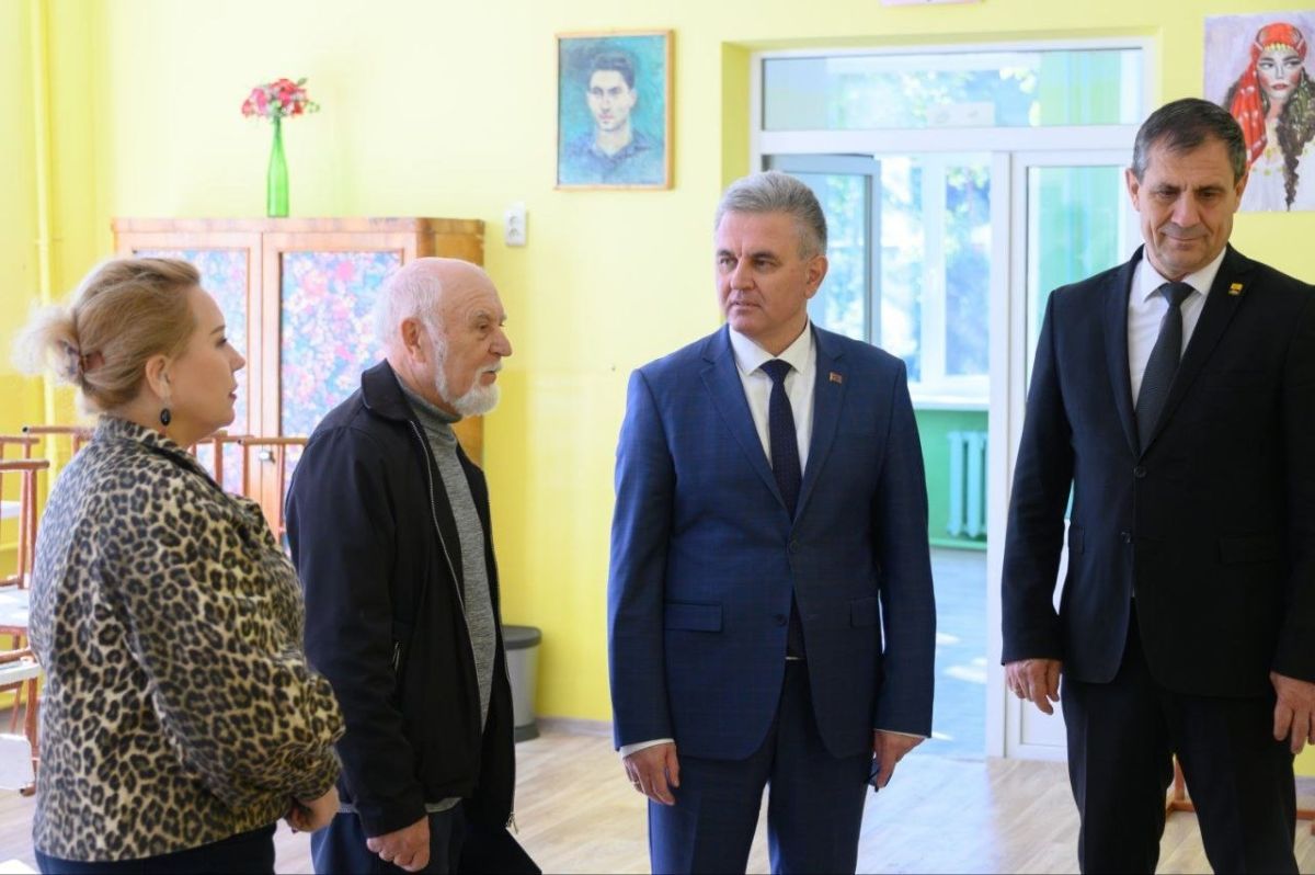 Вадим Красносельский посетил Бендерскую детскую художественную школу и пообщался с её директором Михаилом Шараком Вадим Красносельский посетил Бендерскую детскую художественную школу и пообщался с её директором Михаилом Шараком