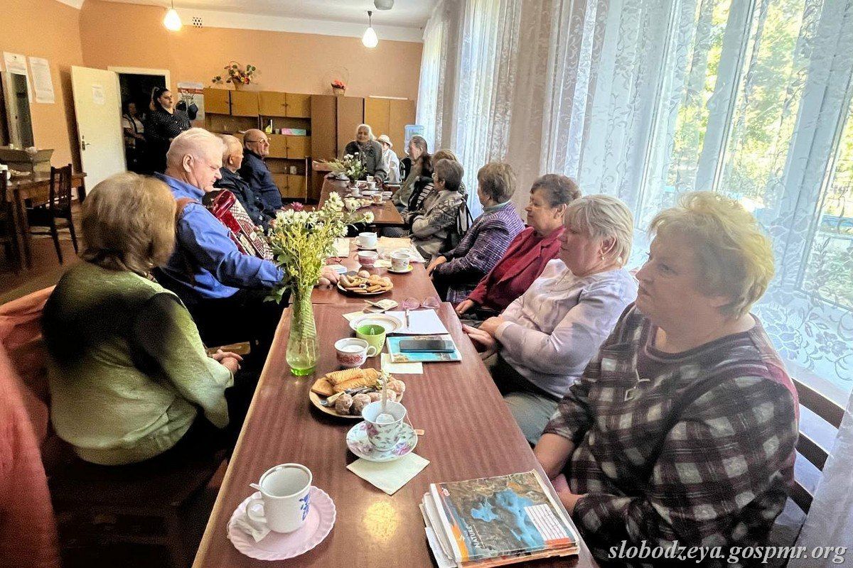 Тематический вечер «Молоды душой» в клубе «Ветеран» Тематический вечер «Молоды душой» в клубе «Ветеран»