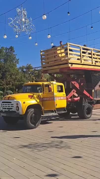 Машина ночного дозора меняет лампочки в центре Бендер