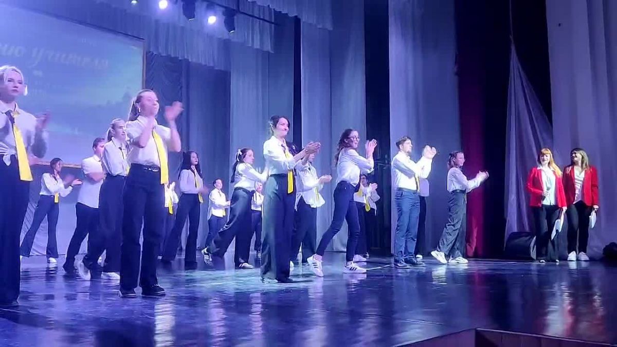 На сцене - молодое поколение педагогов