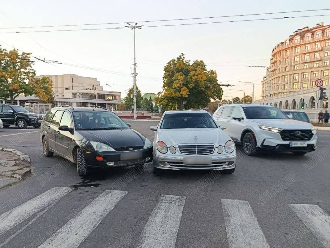 В четверг, 1 октября, на перекрёстке улиц Покровской и Шевченко столкнулись «Форд» и «Мерседес»