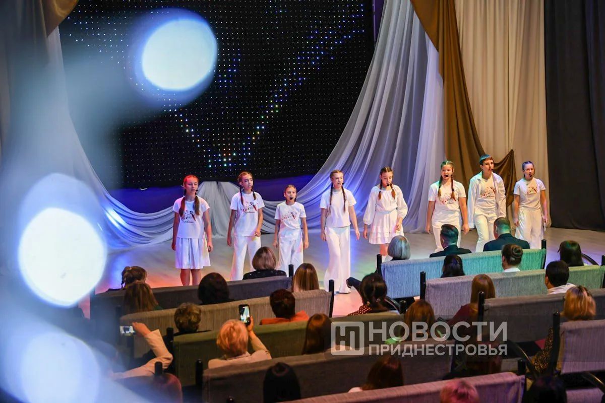 В столичном культурно-досуговом центре «Мир» сегодня чествуют более 150 педагогов В столичном культурно-досуговом центре «Мир» сегодня чествуют более 150 педагогов