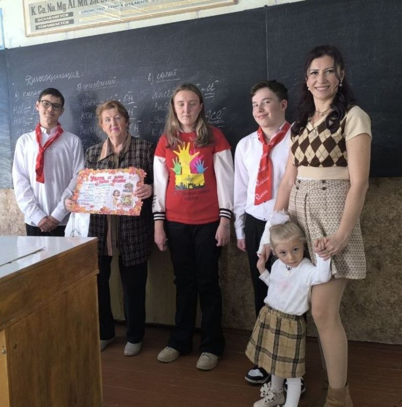 С наступающим Днём учителя активисты поздравили и Наталию Ивановну Терентьеву — учителя химии и биологии школы №20, заслуженного работника ПМР С наступающим Днём учителя активисты поздравили и Наталию Ивановну Терентьеву — учителя химии и биологии школы №20, заслуженного работника ПМР