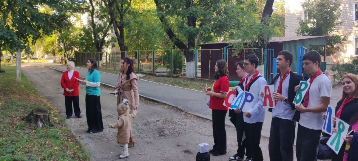 Музыкальный подарок активисты подготовили для Анны Христофоровны Нешевой — учителя русского языка и литературы школ №10 и №11