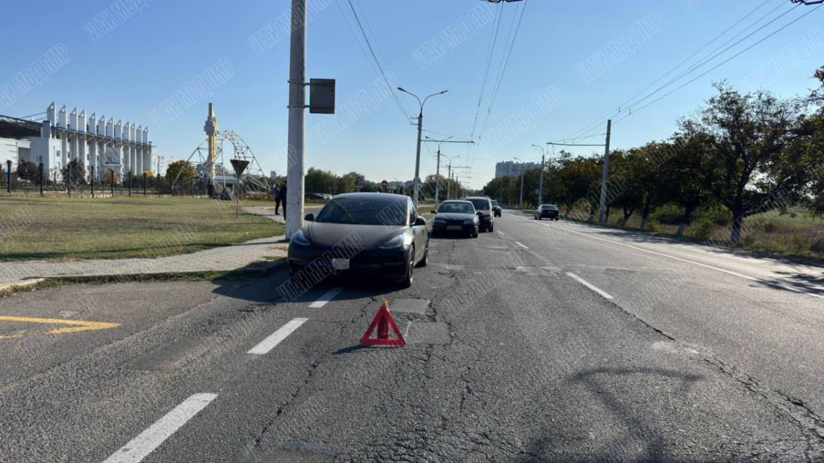 Тройное ДТП в Тирасполе. Утром 1 октября на улице Карла Либкнехта столкнулись «Опель», «Тесла» и «Рено»