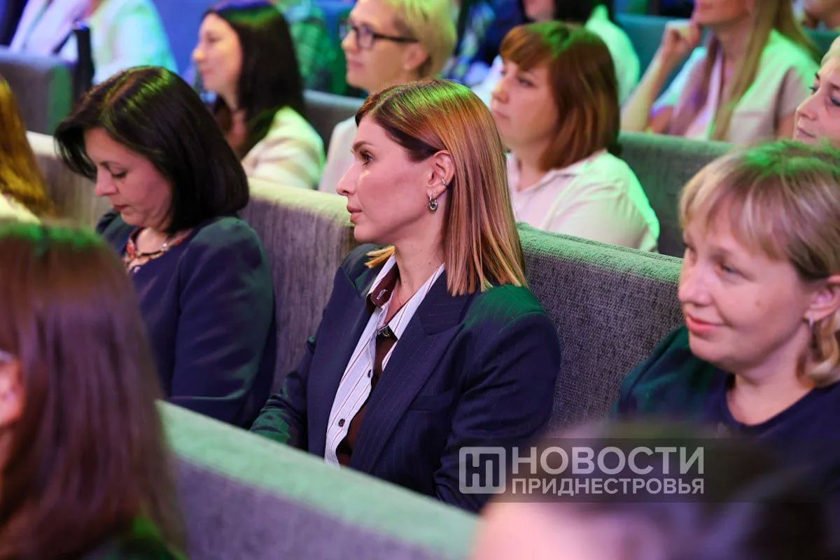 В столичном культурно-досуговом центре «Мир» сегодня чествуют более 150 педагогов В столичном культурно-досуговом центре «Мир» сегодня чествуют более 150 педагогов