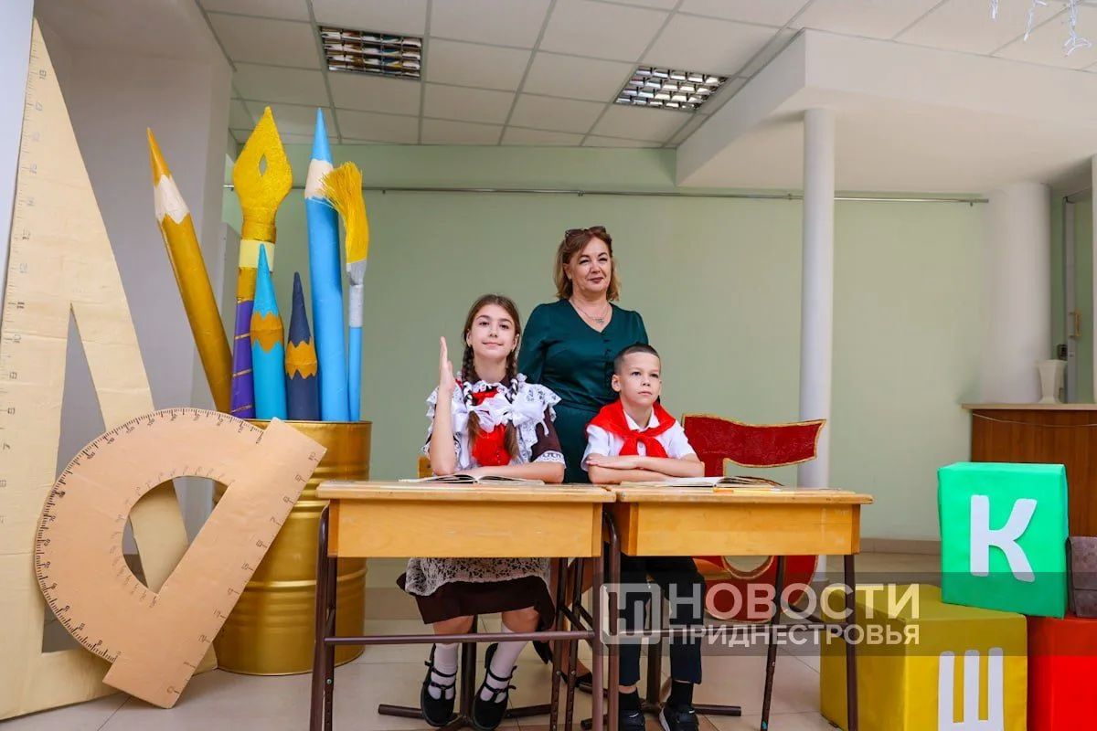В столичном культурно-досуговом центре «Мир» сегодня чествуют более 150 педагогов В столичном культурно-досуговом центре «Мир» сегодня чествуют более 150 педагогов