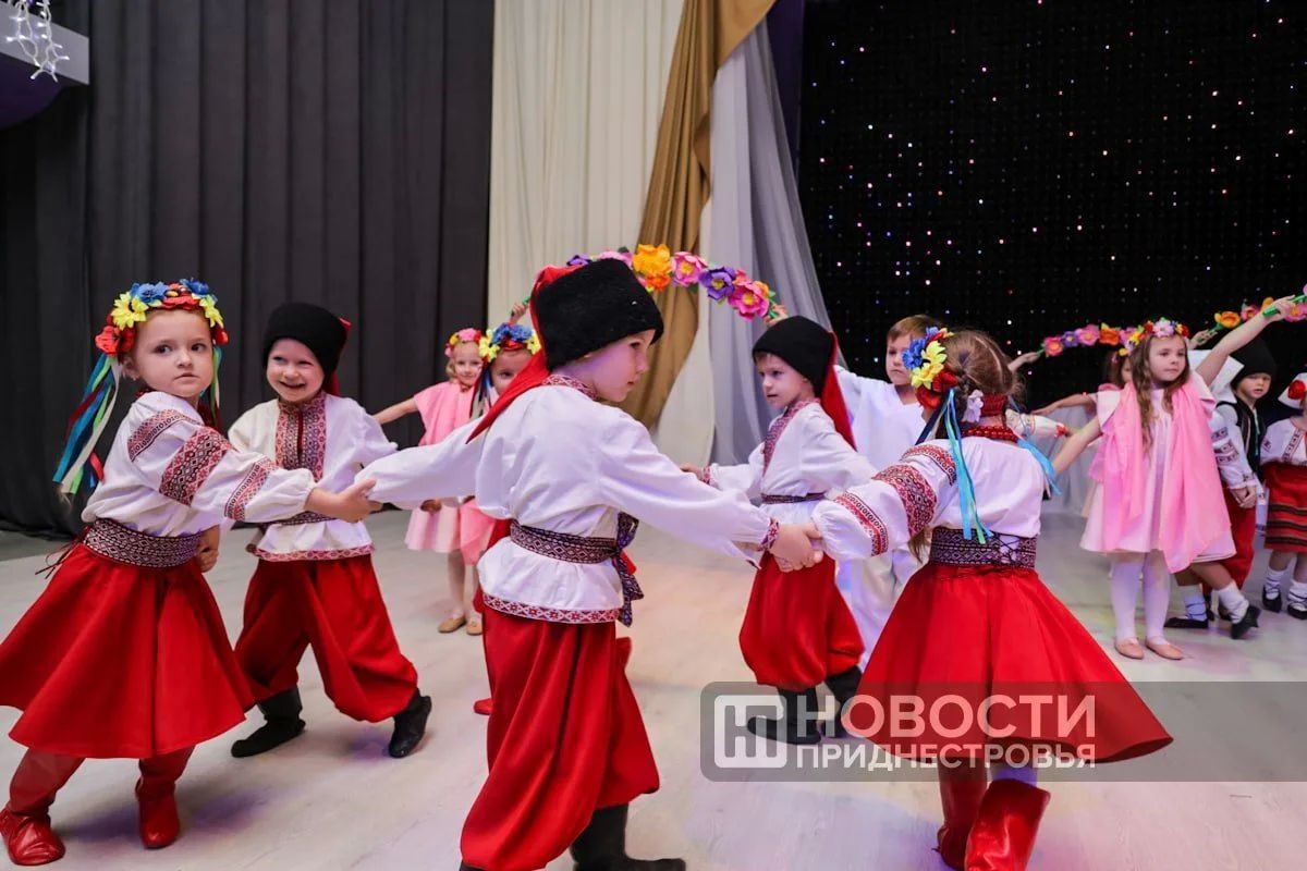 В столичном культурно-досуговом центре «Мир» сегодня чествуют более 150 педагогов В столичном культурно-досуговом центре «Мир» сегодня чествуют более 150 педагогов