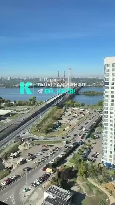 Жителя Киева пешком переходят на другой берег Днепра, проезд транспорта по мостам временно приостановлен из-за ударов ВС РФ