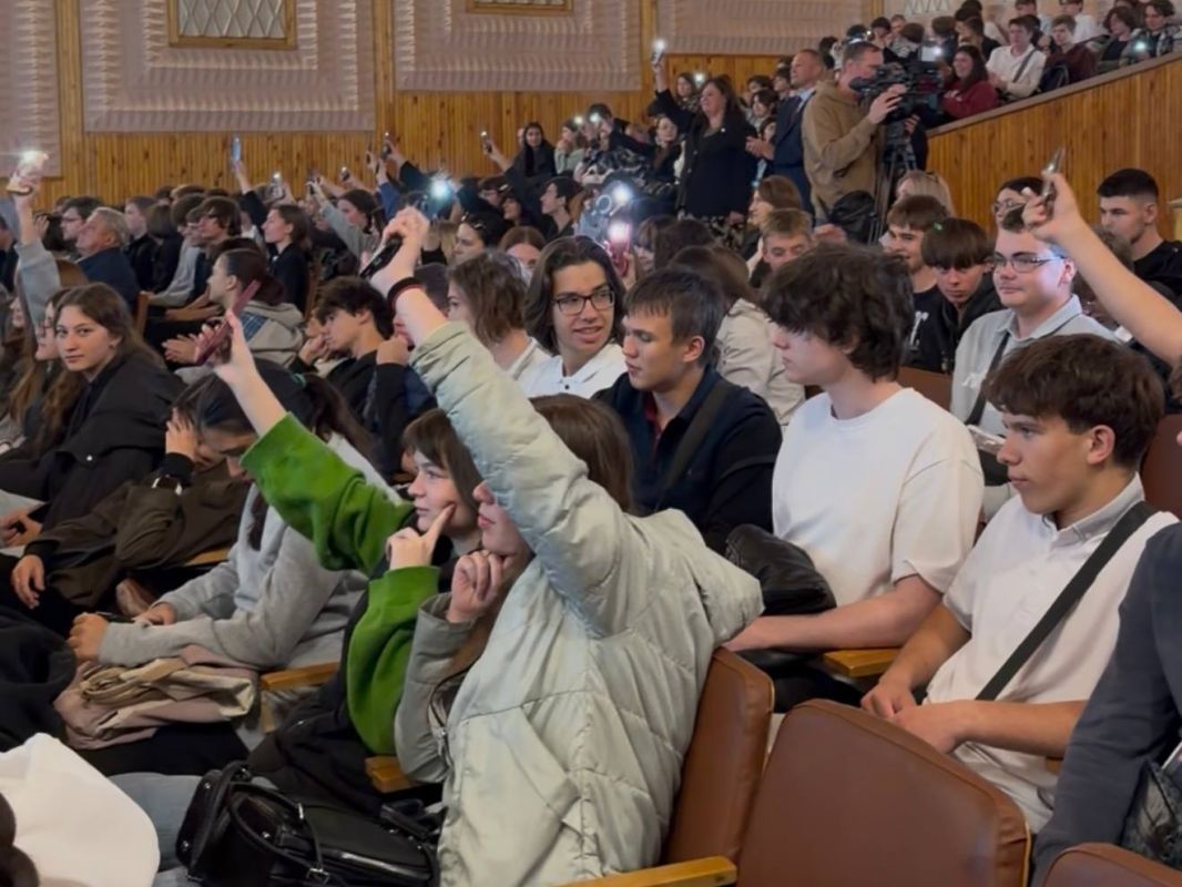 В Приднестровском колледже технологий и управления чествуют педагогов В Приднестровском колледже технологий и управления чествуют педагогов