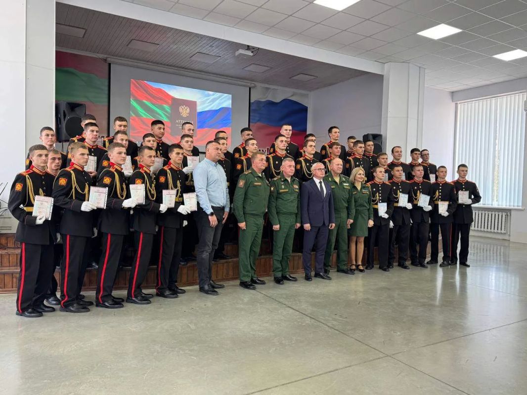 В Тирасполе суворовцам-выпускникам вручили российские аттестаты