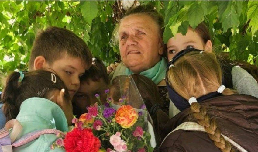В Дубоссарах уже несколько дней поздравляют ветеранов педагогического труда сразу с двумя праздниками: Днём пожилого человека и Днём учителя, который отмечают сегодня В Дубоссарах уже несколько дней поздравляют ветеранов педагогического труда сразу с двумя праздниками: Днём пожилого человека и Днём учителя, который отмечают сегодня